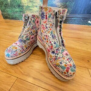 RARE 💐🌺🌹 Dr. Martens Floral Wanderlust Sinclair!!!